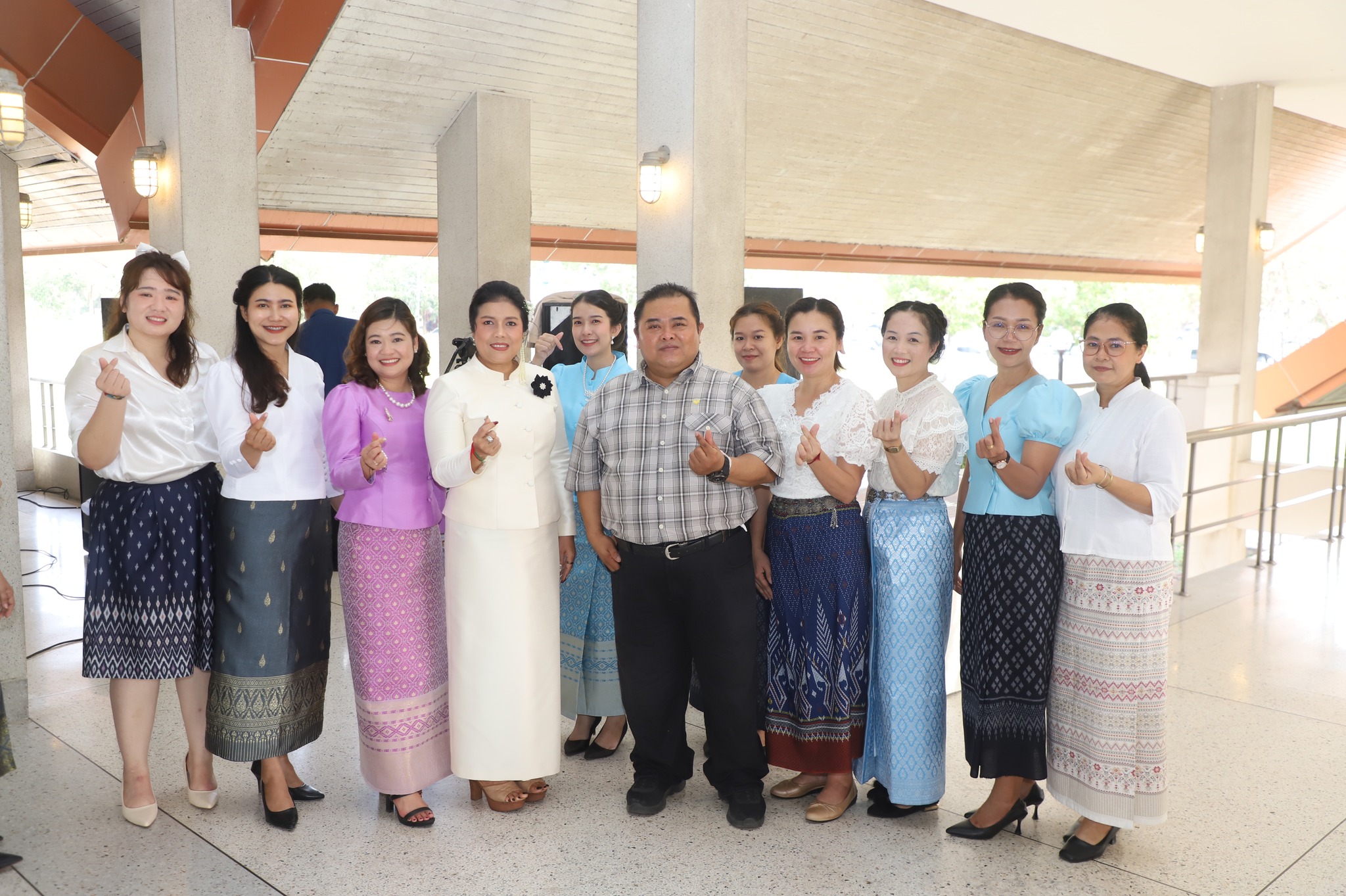 title - มากกว่าความรักระหว่างคู่ครอง คือความรักต่อปวงชน ส.ป.ก. จัดงาน “รักแห่งศิลป์ รักแห่งแผ่นดิน” พลังแห่งศิลปะที่เชื่อมโยงสถาบันและประชาชน